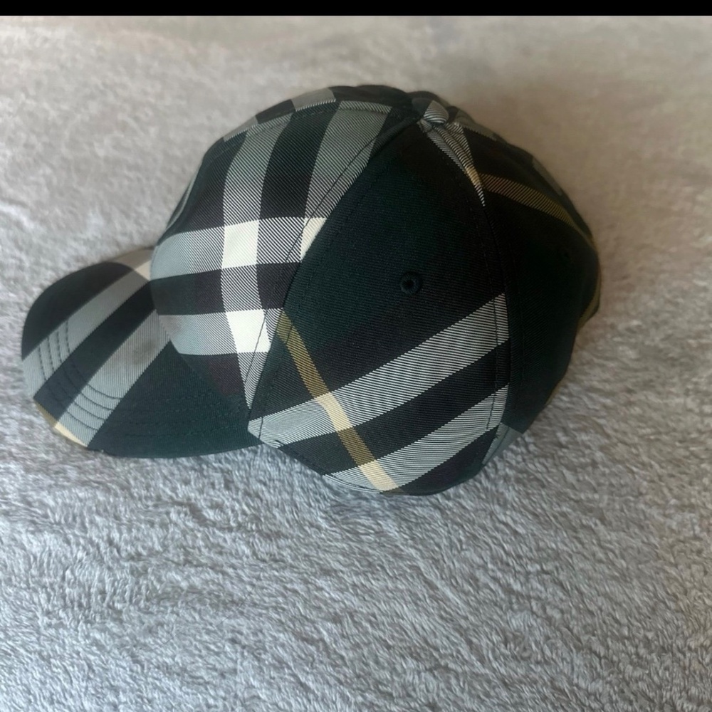 Burberry - Picture 2 of 4